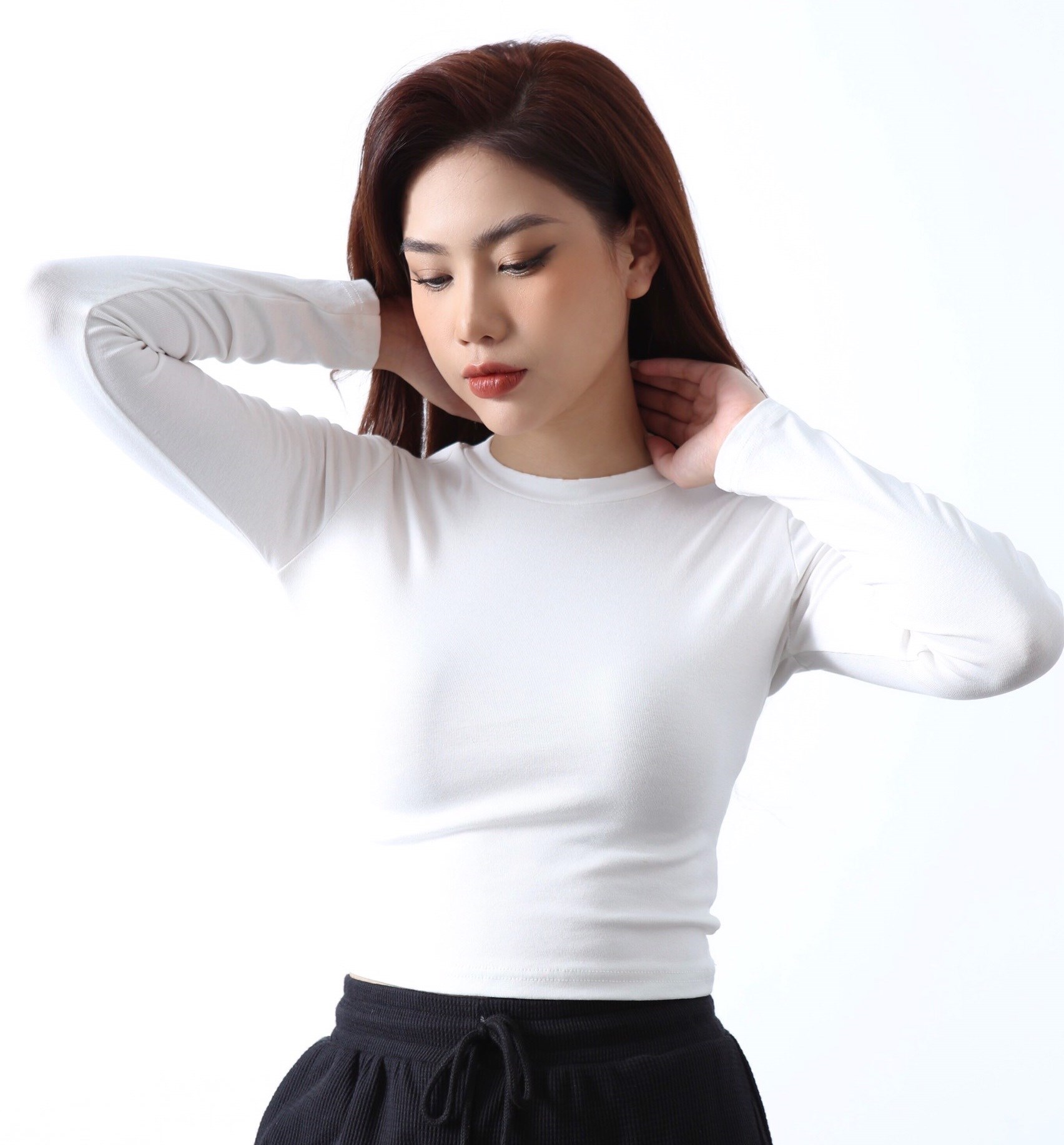 Áo croptop: Chỉ cần nhìn vào hình ảnh của các loại áo croptop mới nhất của năm 2024, người xem đã thấy được sự cá tính và quyến rũ của chúng. Đáp ứng nhu cầu của các bạn trẻ và những người yêu thích thời trang, các mẫu áo croptop thật sự là sản phẩm không thể thiếu trong tủ đồ của bạn.